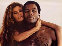 Raquel Welch and Jim Brown in a pubilicty still for 100 Rifles