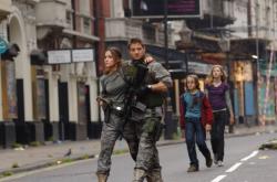 Rose Byrne and Jeremy Renner in 28 Weeks Later. Rose Byrne and Jeremy Renner in 28 Weeks Later.
