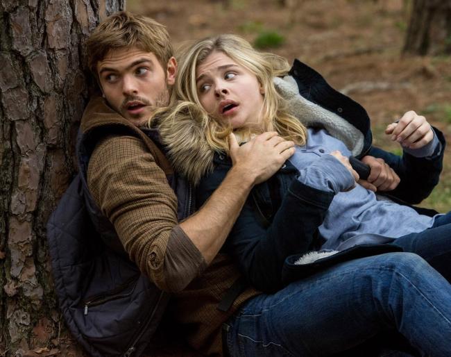 Alex Roe and Chloe Grace Moretz in The 5th Wave