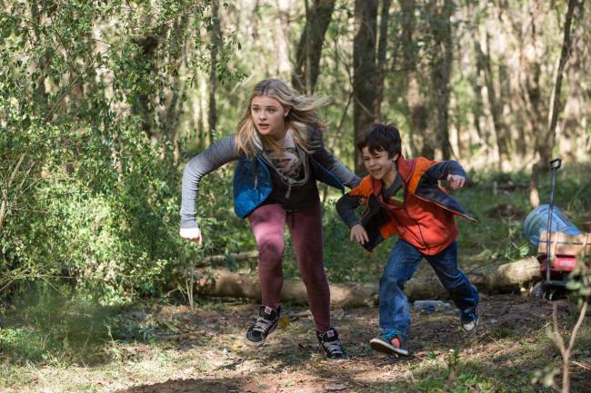 Chloë Grace Moretz and Zackary Arthur in The 5th Wave.