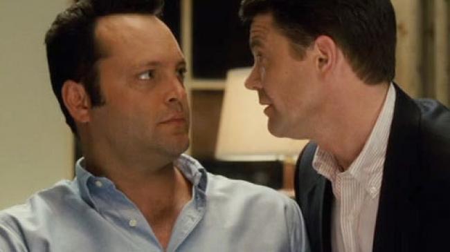 Vince Vaughn and John Michael Higgins in The Break-Up.