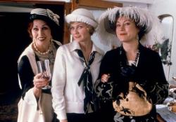 Joanna Lumley, Kirsten Dunst and Jennifer Tilly in Cat's Meow. Joanna Lumley, Kirsten Dunst and Jennifer Tilly in Cat's Meow.