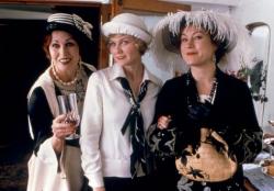 Joanna Lumley, Kirsten Dunst and Jennifer Tilly in Cat's Meow.