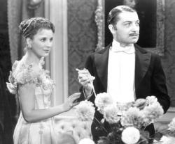 Diana Wynyard and Clive Brook as Jane and Robert Marryot in Cavalcade.