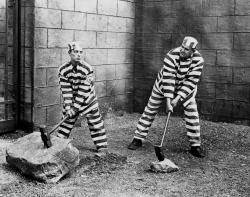 Buster Keaton and Joe Roberts in Convict 13.