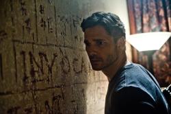 Eric Bana wishing he read Latin in Deliver us from Evil