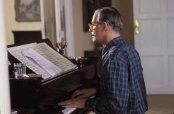 Kevin Kline as Cole Porter in De-lovely. Kevin Kline as Cole Porter in De-lovely.