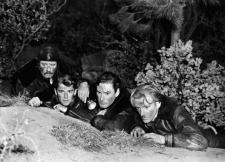 Alan Hale, Ronald Reagan, Errol Flynn, and Arthur Kennedy on a desperate journey. Alan Hale, Ronald Reagan, Errol Flynn, and Arthur Kennedy on a desperate journey.