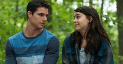 Robbie Amell and Mae Whitman in The DUFF