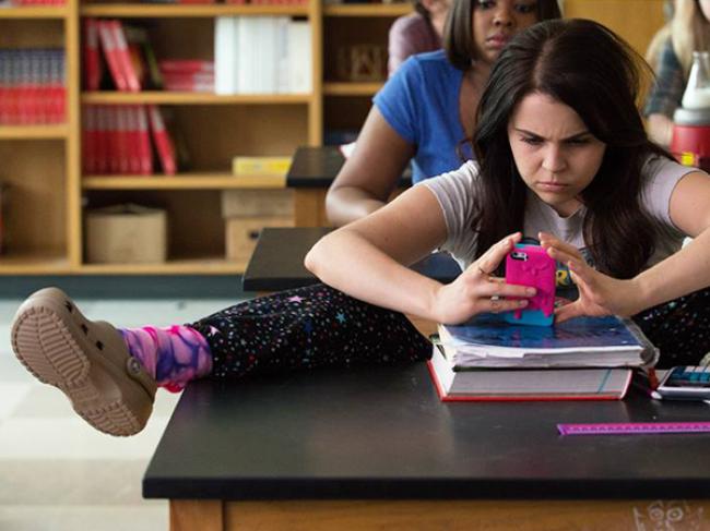 Mae Whitman in The Duff. Mae Whitman in The Duff.