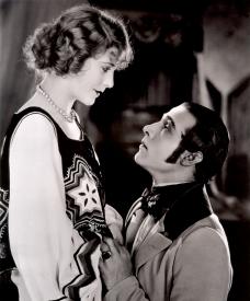 Vilma Banky and Rudolph Valentino in The Eagle.