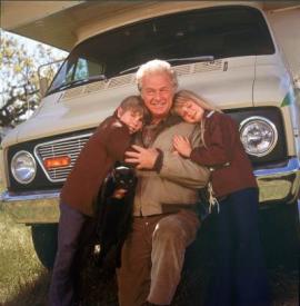 Ike Eisenmann, Eddie Albert, and Kim Richards in Escape to Witch Mountain. Ike Eisenmann, Eddie Albert, and Kim Richards in Escape to Witch Mountain.