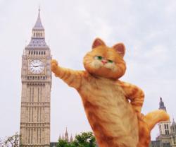 Bill Murray voices Garfield the cat in Garfield: A Tail of Two Kitties. Bill Murray voices Garfield the cat in Garfield: A Tail of Two Kitties.