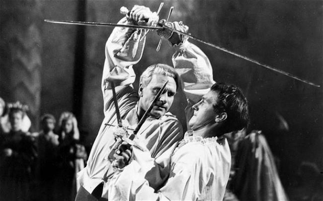 Laurence Olivier and Terence Morgan cross swords in Hamlet Laurence Olivier and Terence Morgan cross swords in Hamlet