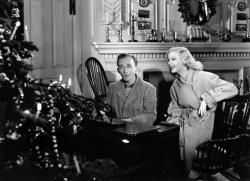 Bing Crosby and Marjorie Reynolds sing White Christmas in Holiday Inn.