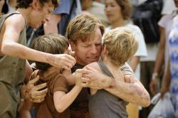 Tom Holland, Oaklee Pendergast, Ewan McGregor and Samuel Joslin in The Impossible.