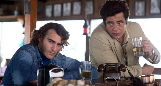 River Phoenix and Benicio del Toro in Inherent Vice