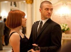 Amanda Seyfried and Justin Timberlake in In Time 