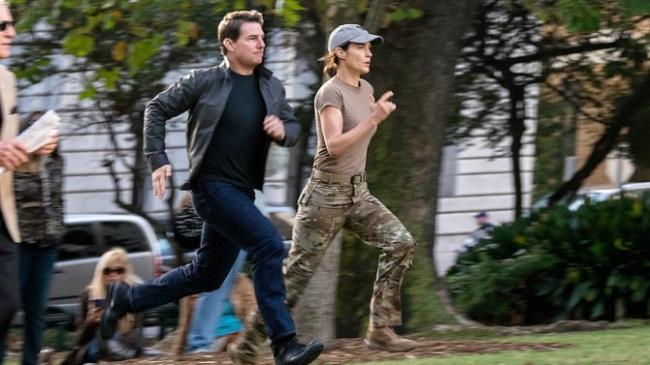 Tom Cruise and Cobie Smulders in Jack Reacher: Never Go Back. Tom Cruise and Cobie Smulders in Jack Reacher: Never Go Back.