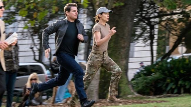 Tom Cruise and Cobie Smulders in Jack Reacher: Never Go Back.