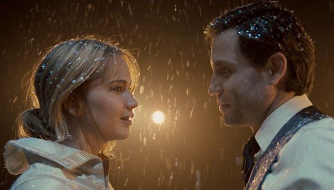 Jennifer Lawrence and Edgar Ramirez in Joy