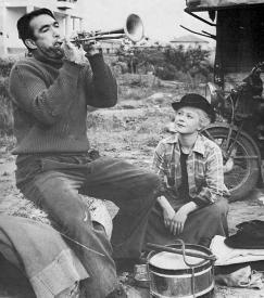 Anthony Quinn and Giulietta Masina in La Strada.