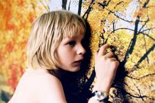 Oskar has a neighbor who is eager to show the shy boy how to take a bite out of life. Oskar has a neighbor who is eager to show the shy boy how to take a bite out of life.