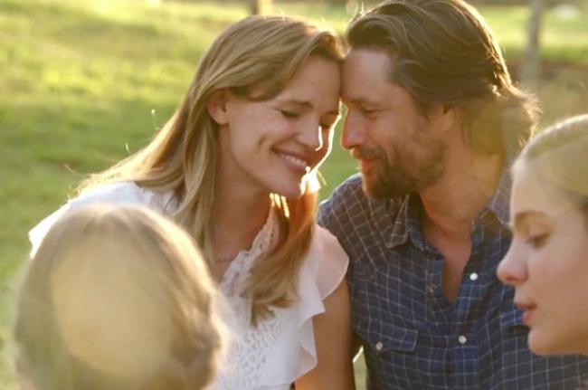 Jennifer Garner and Martin Henderson in Miracles From Heaven