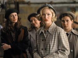 Julia Roberts and Julia Stiles in Mona Lisa Smile. Julia Roberts and Julia Stiles in Mona Lisa Smile.