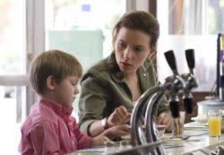 Nicholas Art and Scarlett Johansson in The Nanny Diaries.