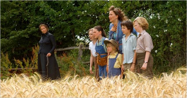 Emma Thompson, Maggie Gyllenhaal and cast in Nanny McPhee & the Big Bang.