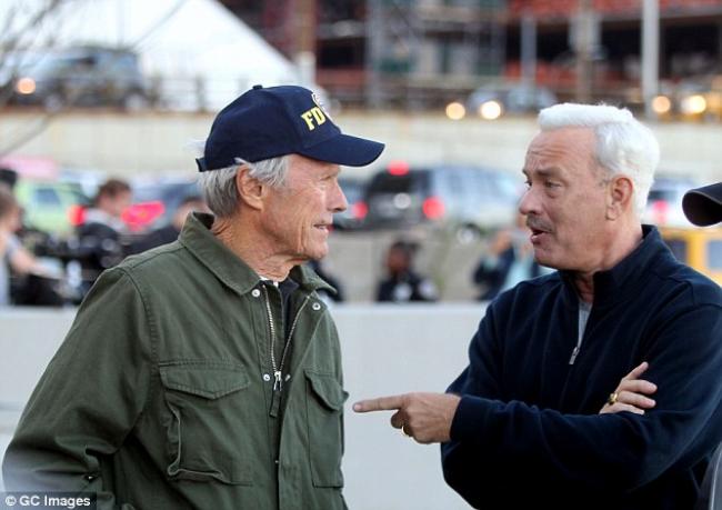 Clint Eastwood directs Tom Hanks in Sully. Clint Eastwood directs Tom Hanks in Sully.