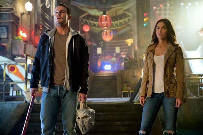 Stephen Amell and Megan Fox in Teenage Mutant Ninja Turtles: Out of the Shadows