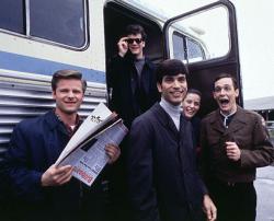 Steve Zahn, Tom Everett Scott, Johnathan Schaech, Liv Tyler and Ethan Embry in That Thing You do.