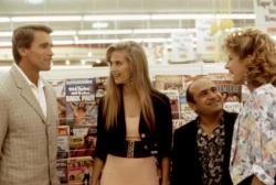 Arnold Schwarzenegger, Kelly Preston, Danny Devito and Chloe Webb in Twins