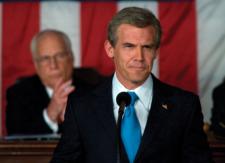 Josh Brolin as George W. Bush with Richard Dreyfuss as Dick Cheney in the background.