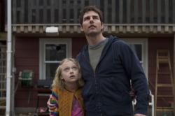Dakota Fanning and Tom Cruise in War of the Worlds.