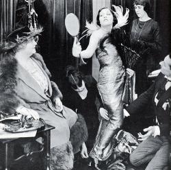 Nobody wore clothes better than Gloria Swanson. Nobody wore clothes better than Gloria Swanson.