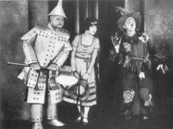 Oliver Hardy, Dorothy Dwan and Larry Semon in The Wizard of Oz Oliver Hardy, Dorothy Dwan and Larry Semon in The Wizard of Oz